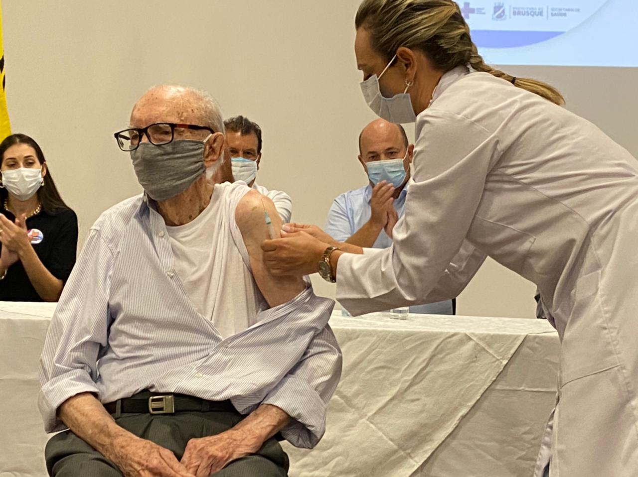 Iniciada campanha de vacinação contra Covid-19 em Brusque