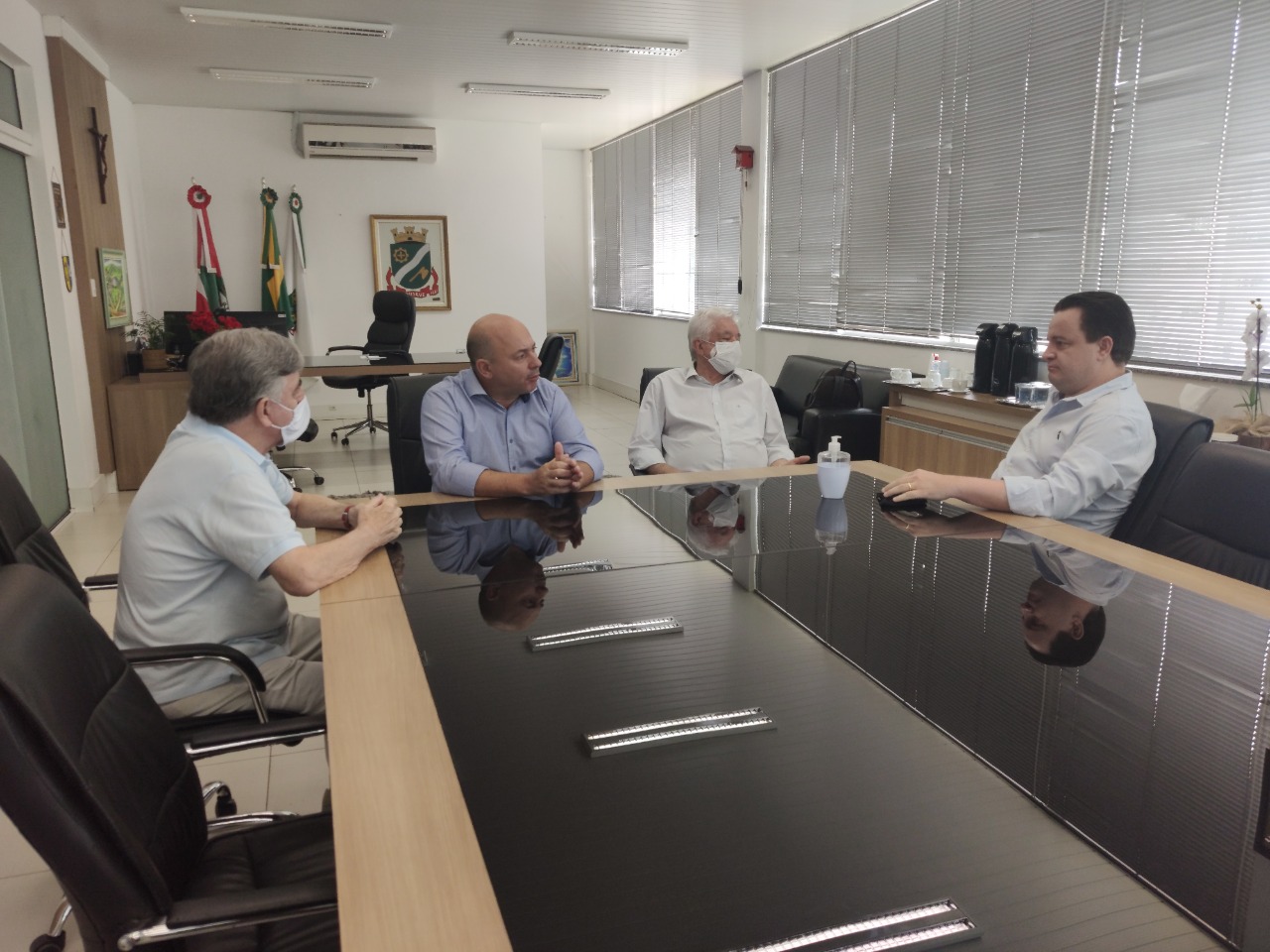 Prefeito de Brusque recebe deputado federal Rodrigo Coelho no gabinete