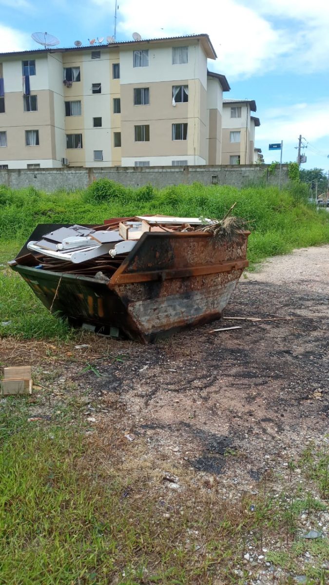 Caçamba de entulhos disponibilizada pela Prefeitura é incendiada no bairro Limeira Baixa