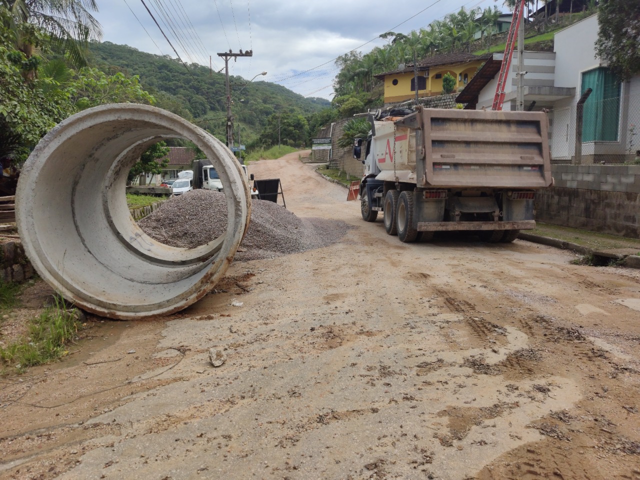 Prefeitura planeja mais uma frente de trabalho para agilizar obra na rua Poço Fundo