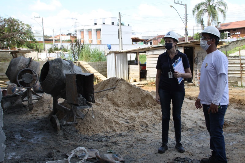 Vigilância Sanitária interdita obra no bairro Limeira