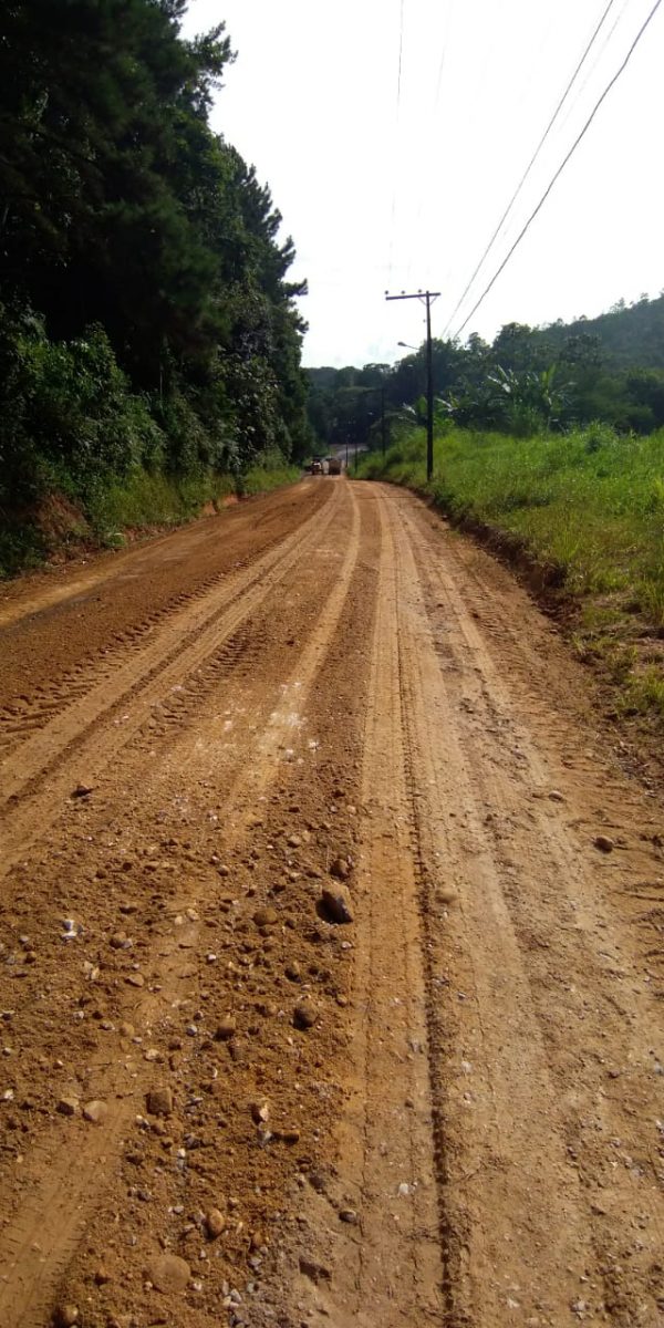 Confira as atividades da equipe de patrola da secretaria de obras