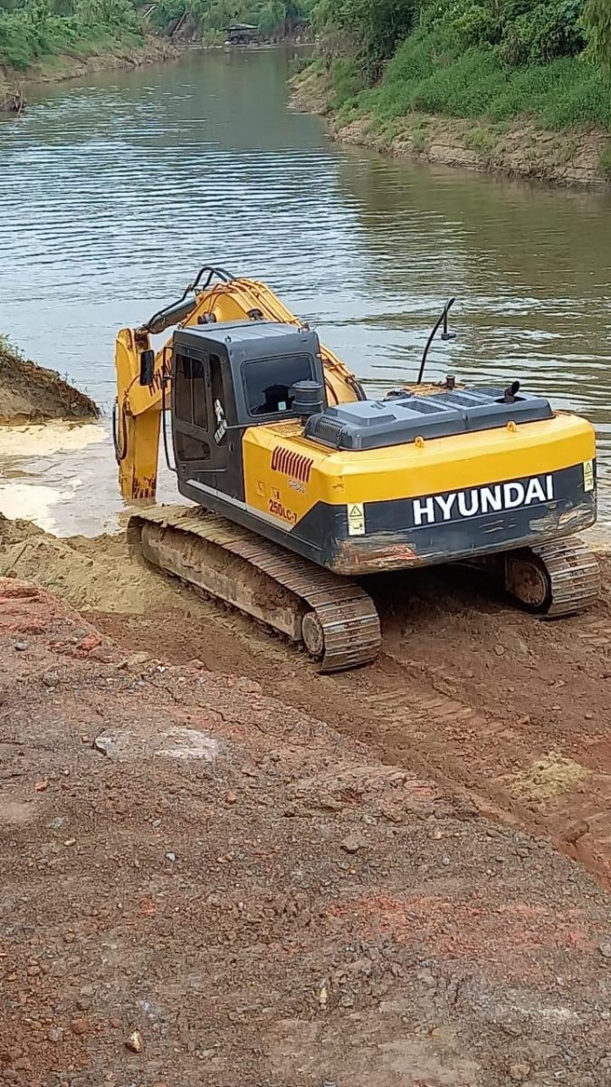 Confira as atividades da equipe de patrola e limpeza de valas da secretaria de obras