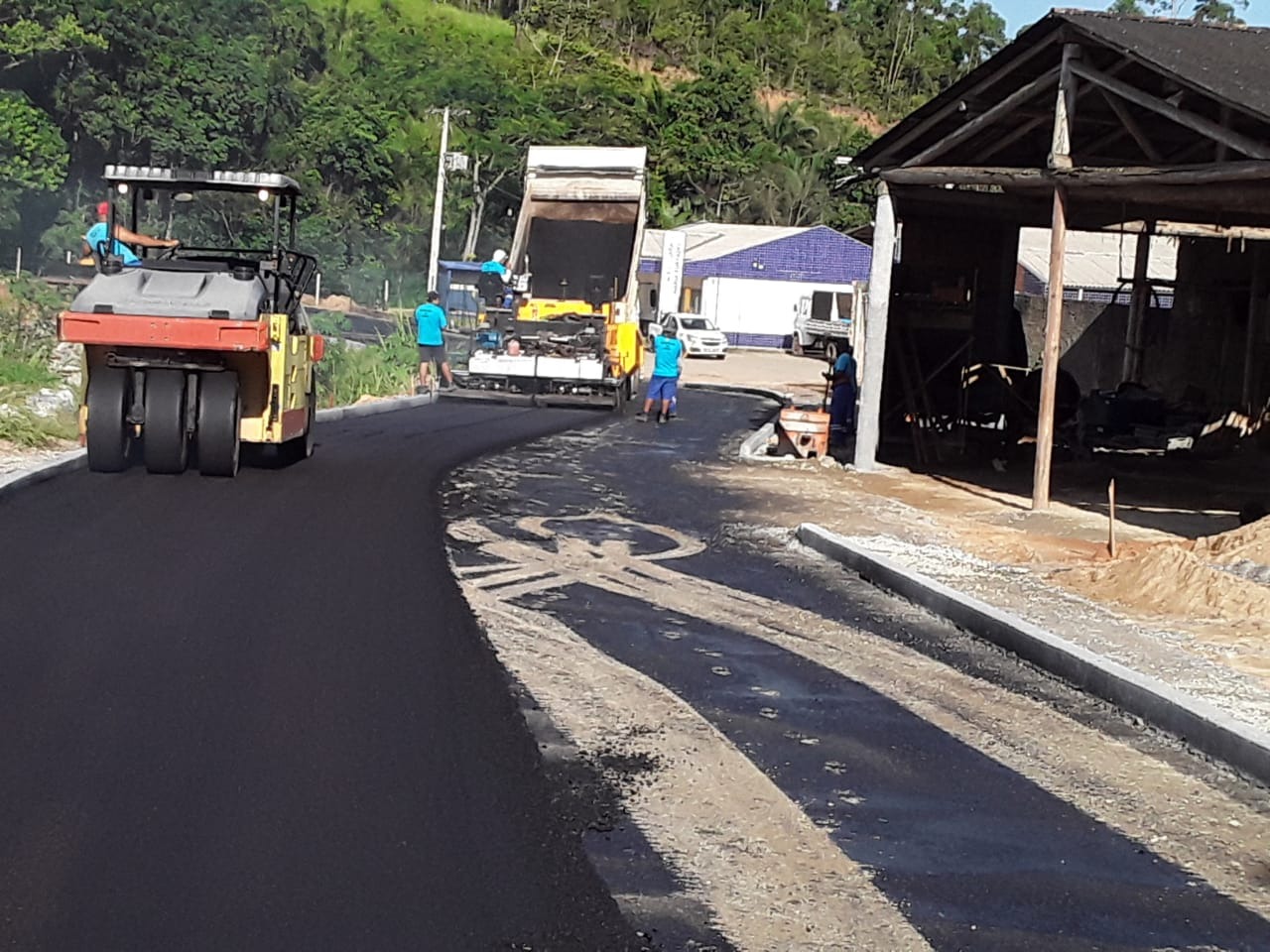 Com tempo bom, Secretaria de Obras realiza pavimentação em creche no Santa Luzia