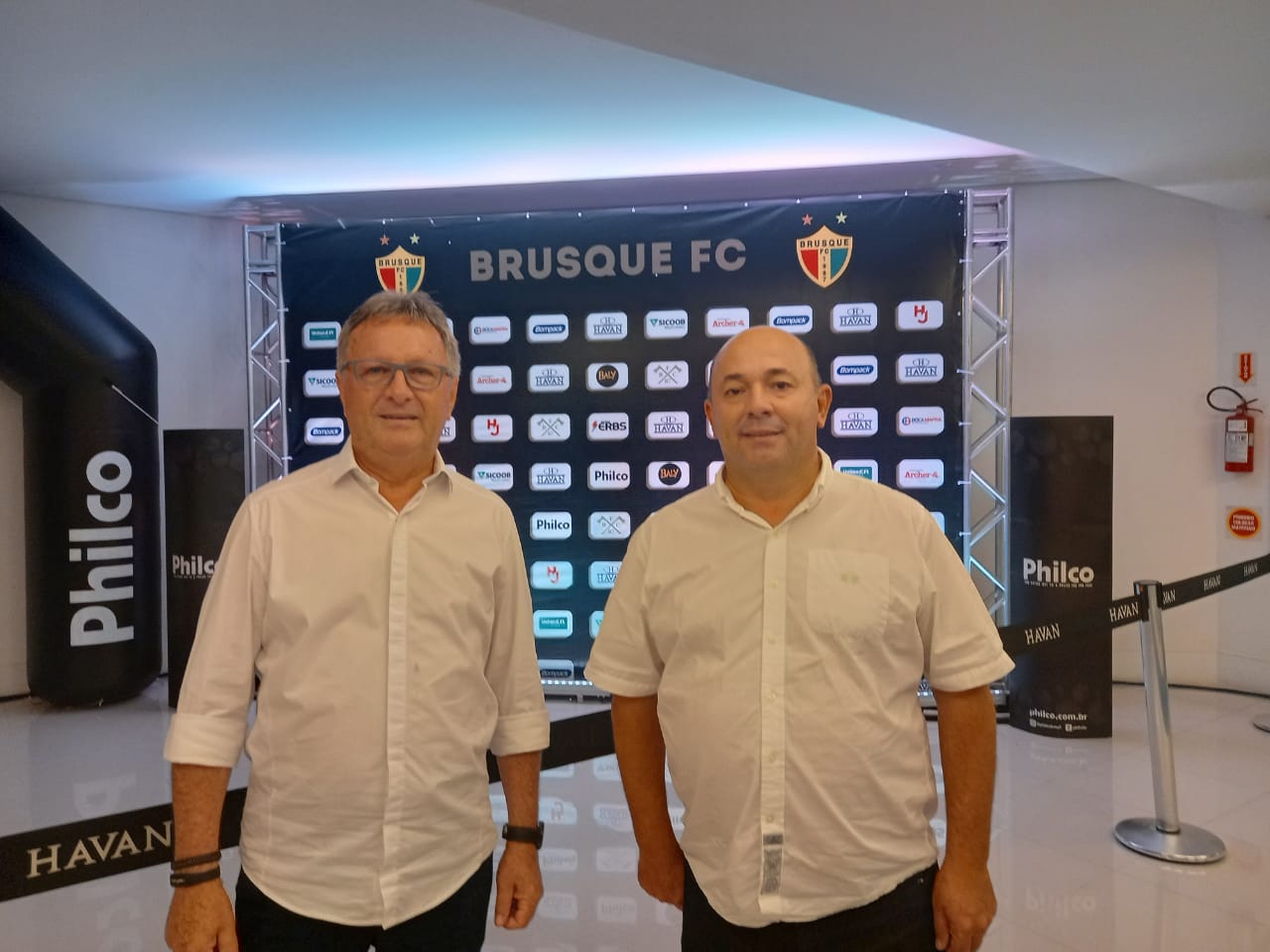 Prefeito Ari Vequi prestigia lançamento do novo uniforme e apresentação do elenco do Brusque Futebol Clube