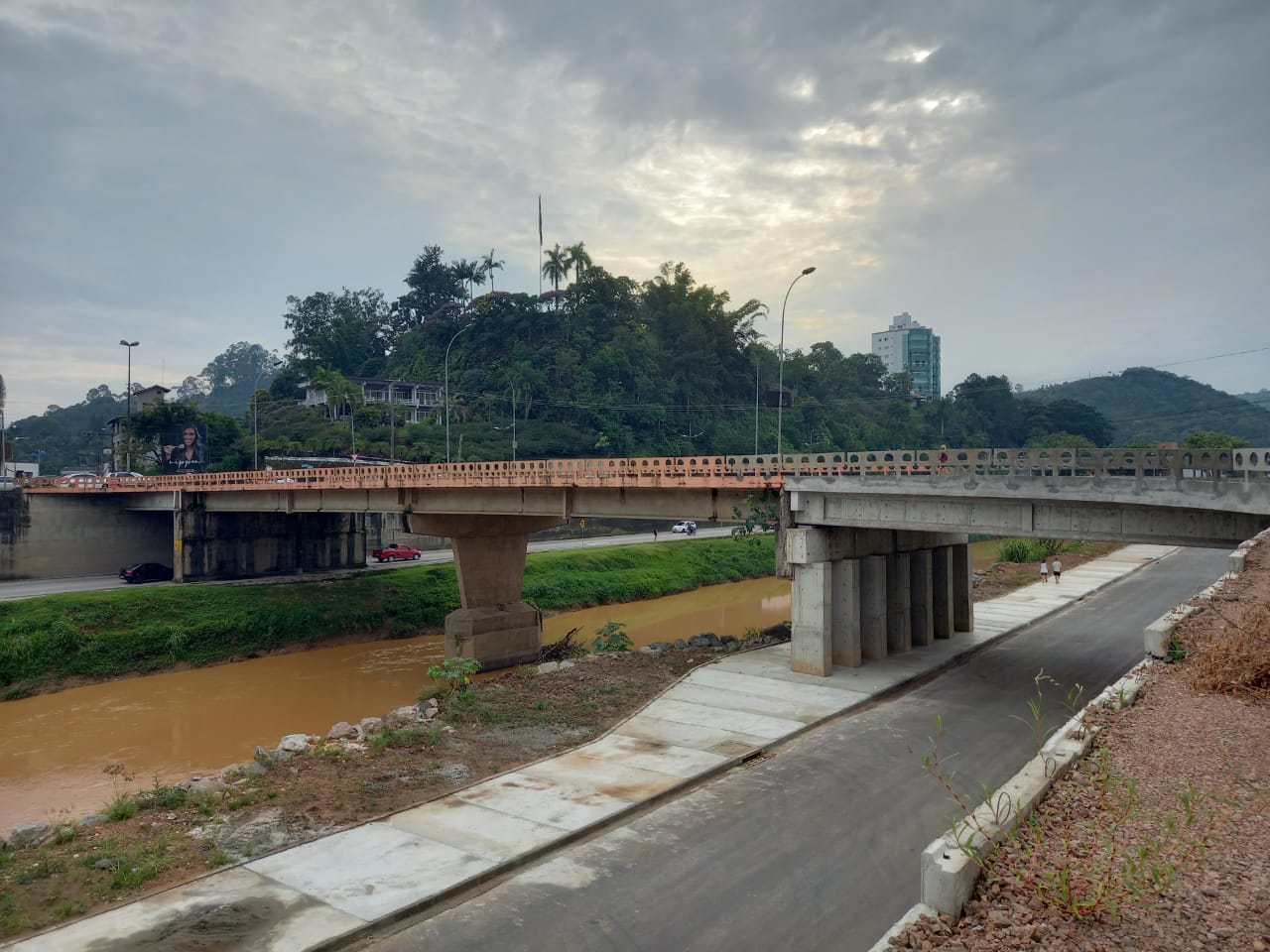 Ponte dos bombeiros segue interditada após surgimento de buraco próximo a cabeceira