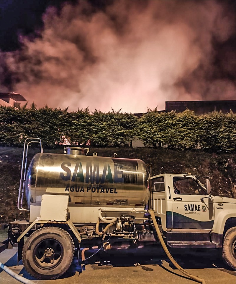 Samae Brusque presta auxílio à Bombeiros em incêndio de grandes proporções