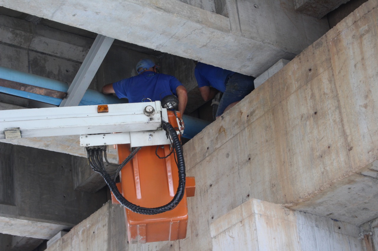 Mesmo com chuva, Samae instala registro em tubulação sob ponte Mário Olinger