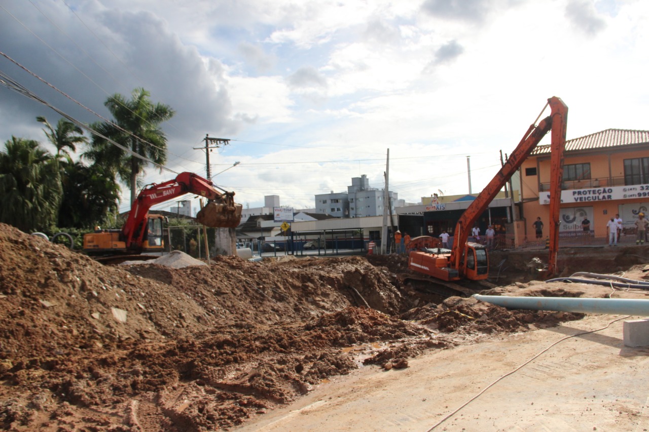 Prefeitura de Brusque e consórcio da Beira Rio trabalham no conserto da cabeceira da Ponte do Bombeiro