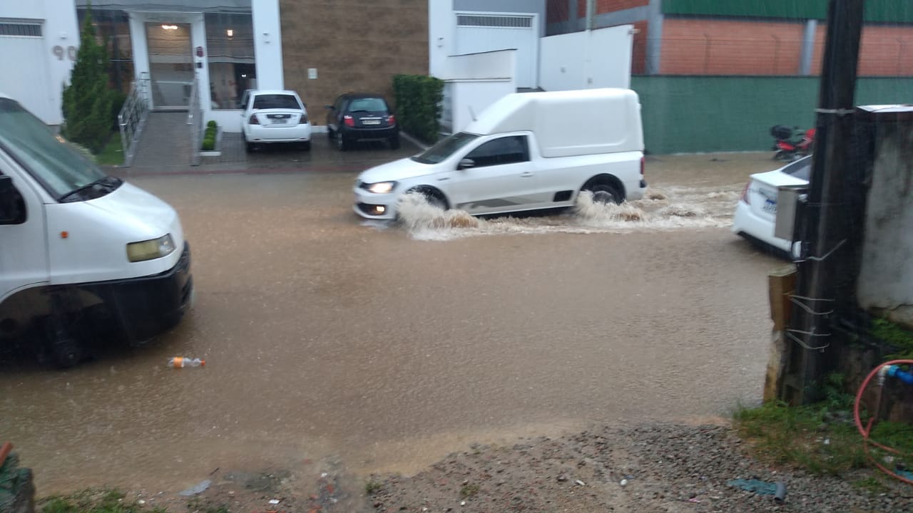 Em praticamente uma hora de chuva Brusque registra 41mm de água