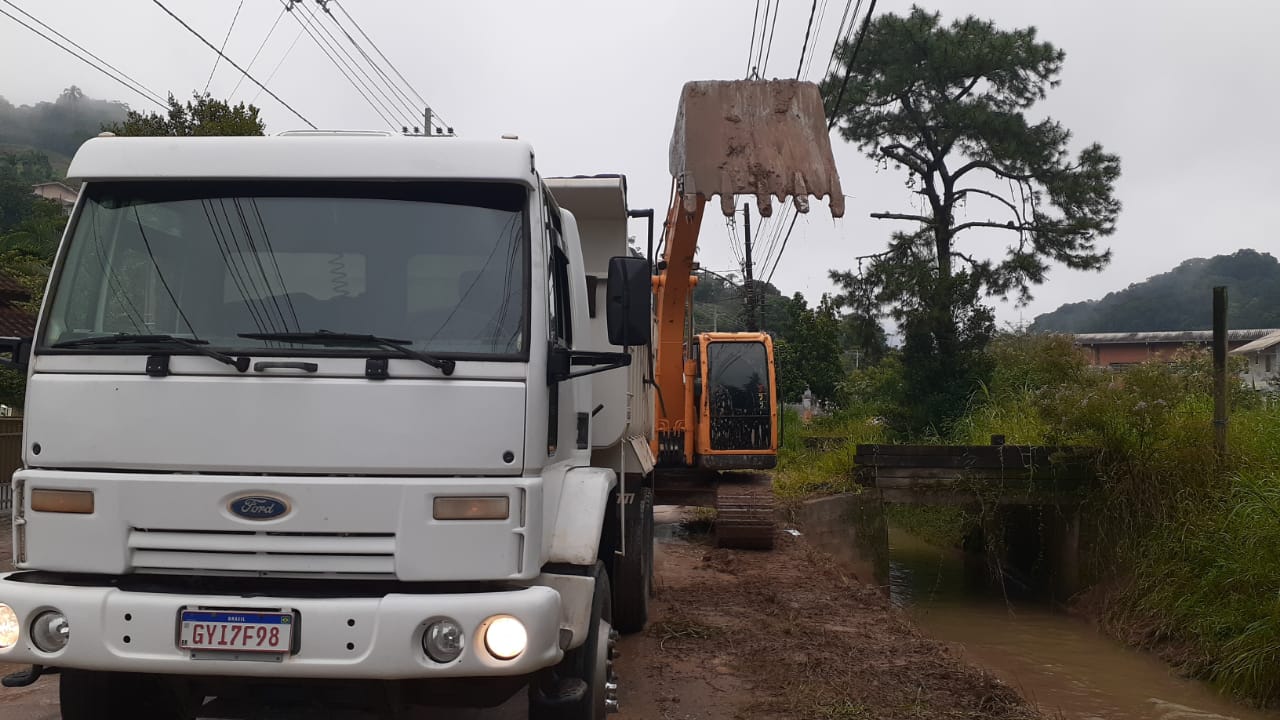 Confira as atividades da equipe de limpeza de valas da Secretaria de Obras