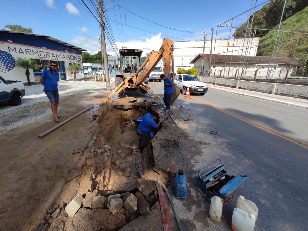 Samae trabalha em conserto de rede rompida na General Osório