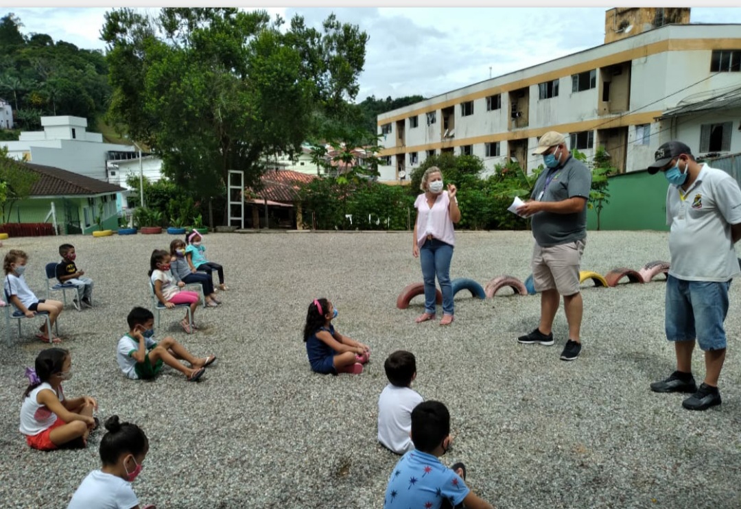 Alunos do CEI Benta Vanolli realizam plantio de crotalárias no pátio da escola