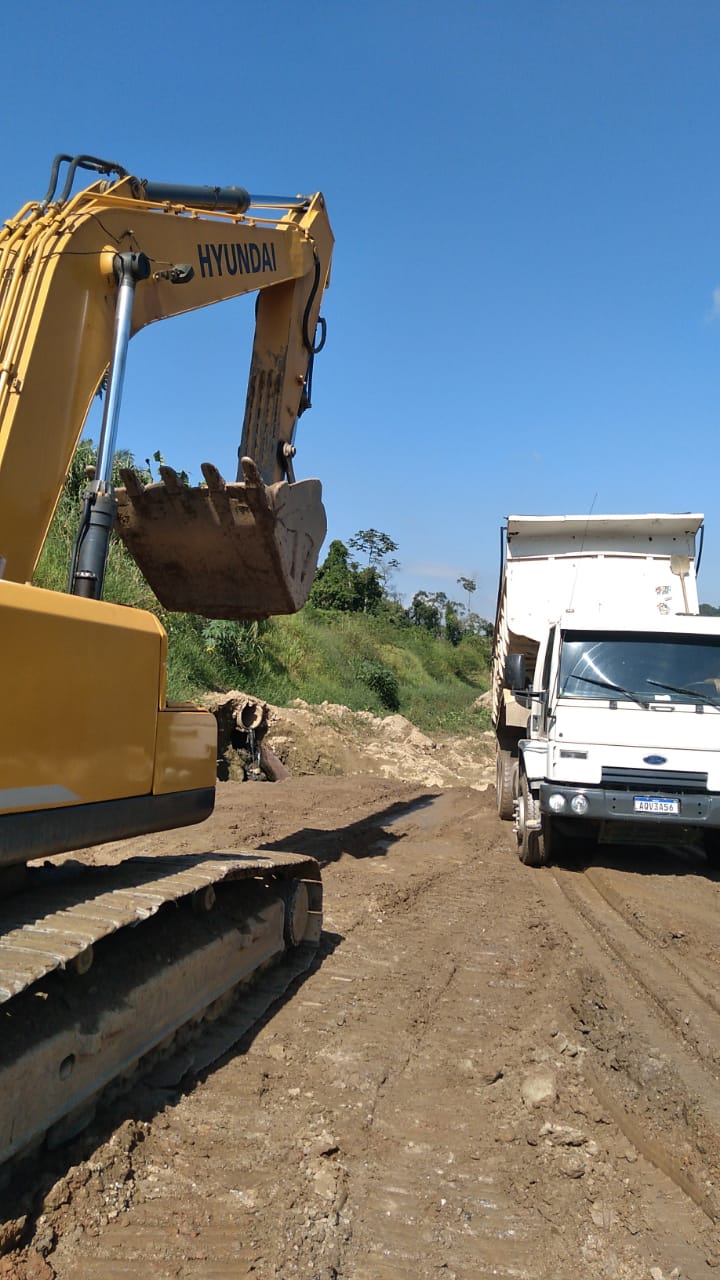 Confira as atividades da equipe de limpeza de valas da Secretaria de Obras