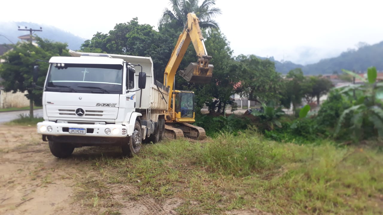 Confira as atividades da equipe de limpeza de valas da Secretaria de Obras