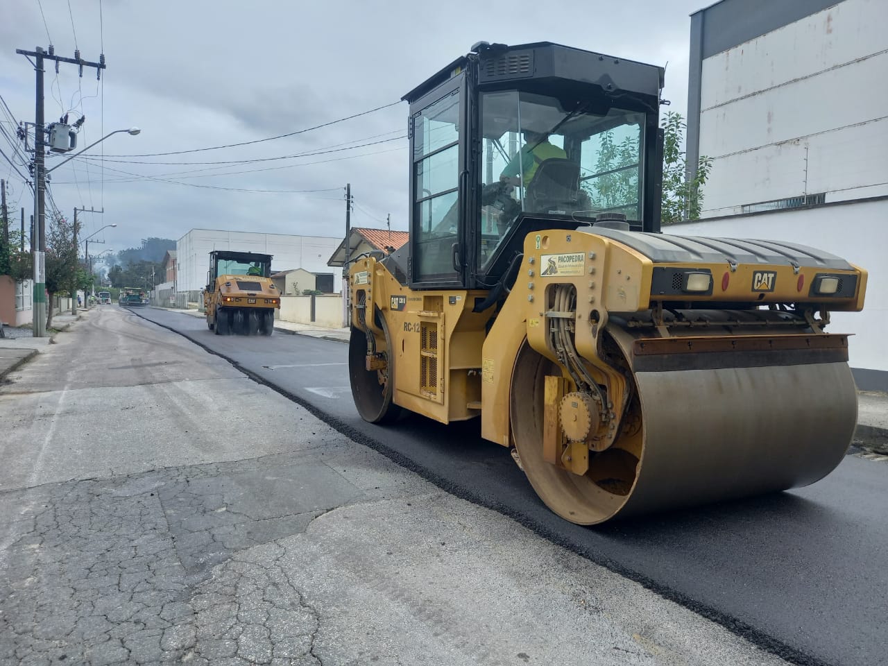 Rua Libério Benvenutti recebe recapeamento asfáltico