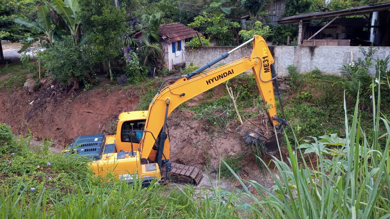 Confira as atividades da equipe de limpeza de valas da Secretaria de Obras