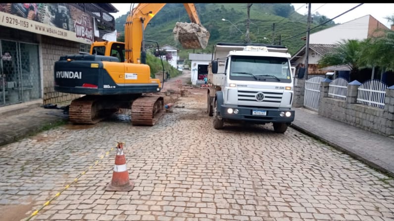 Confira as atividades da equipe de limpeza de valas da Secretaria de Obras