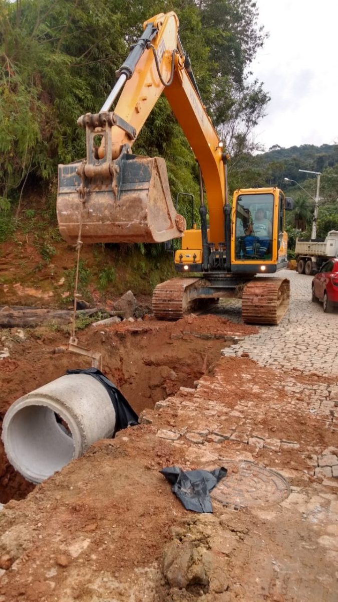 Confira as atividades da equipe de limpeza de valas da Secretaria de Obras