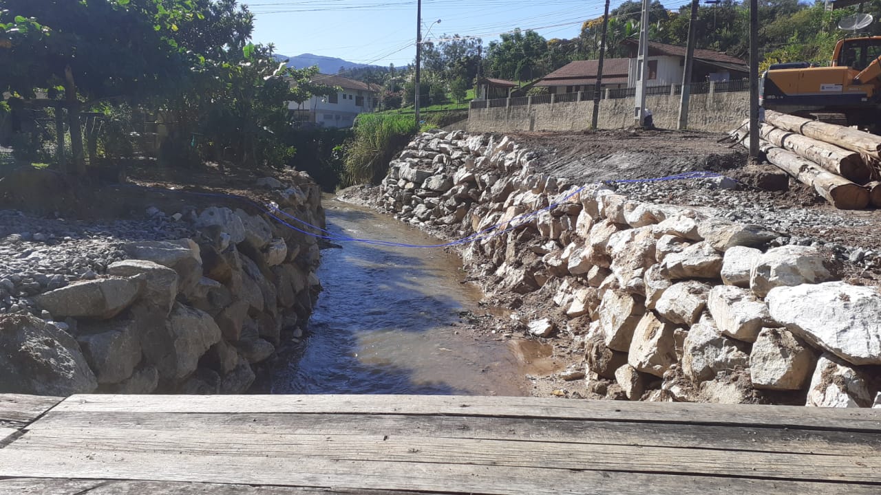 Confira as atividades da equipe de limpeza de valas da Secretaria de Obras