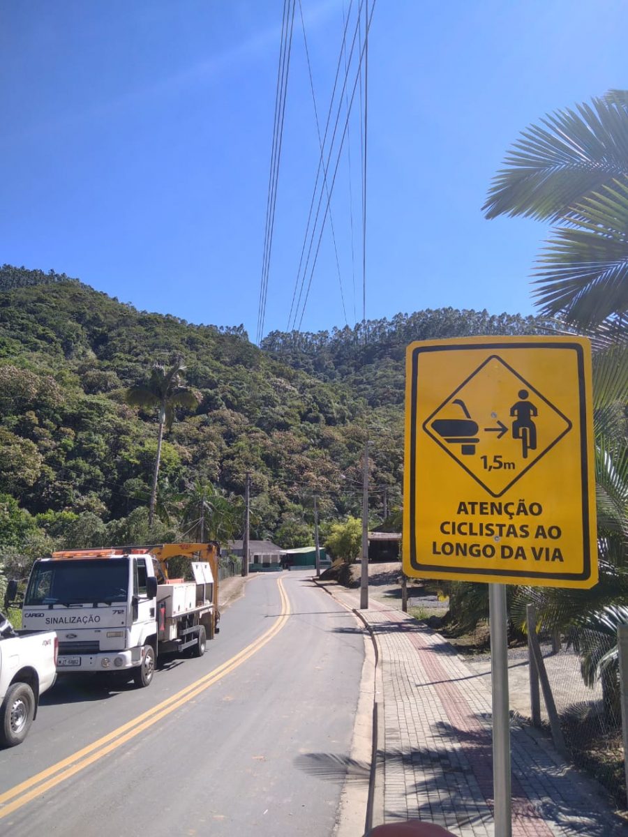 Prefeitura de Brusque instala placas de alerta para compartilhamento de ruas