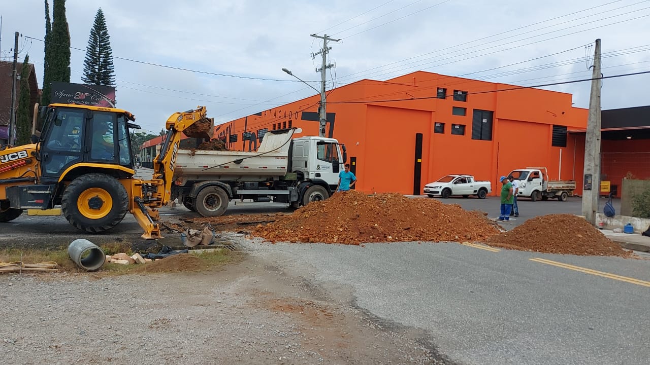 Secretaria de Obras trabalha na preparação para pavimentação da rua Arlindo Brogni