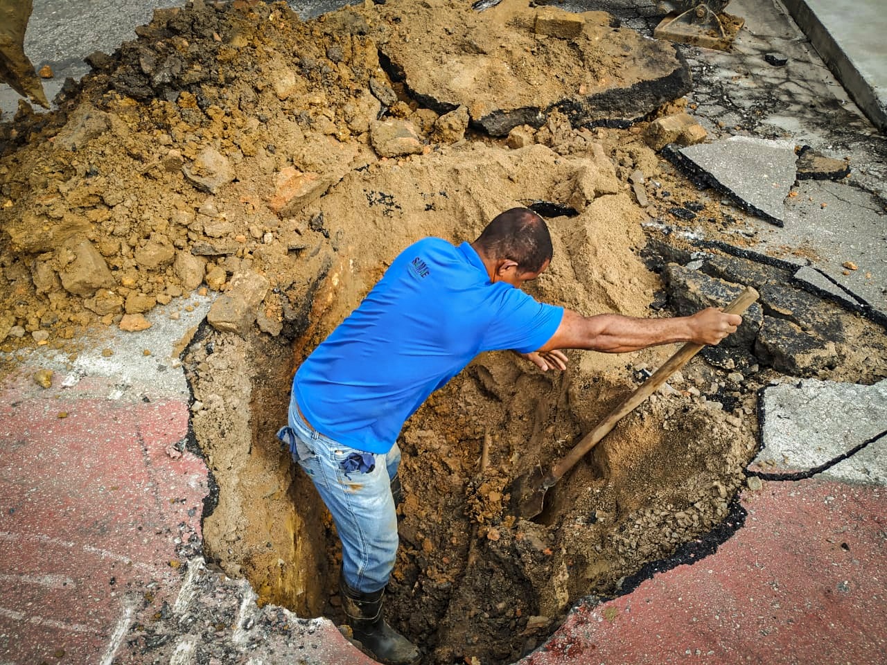 Samae atua em conserto de rede no Azambuja