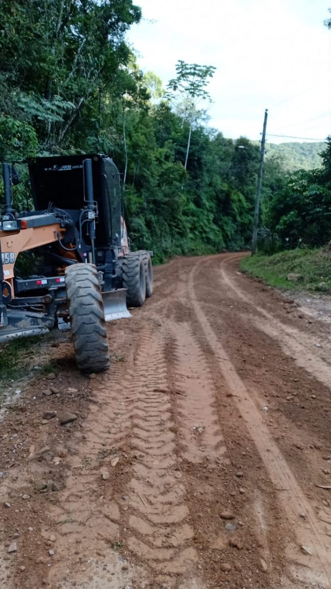 Confira as atividades da equipe de patrola e limpeza de valas da Secretaria de Obras