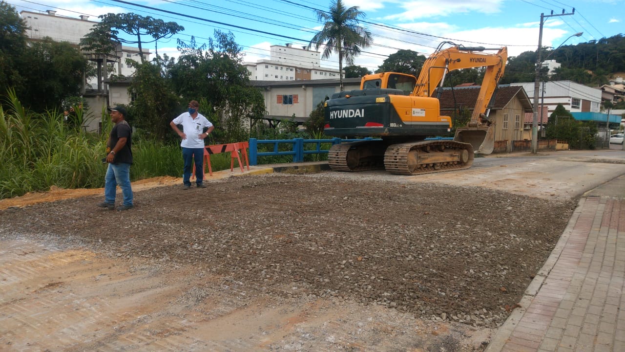 Confira as atividades da equipe de patrola e limpeza de valas da Secretaria de Obras