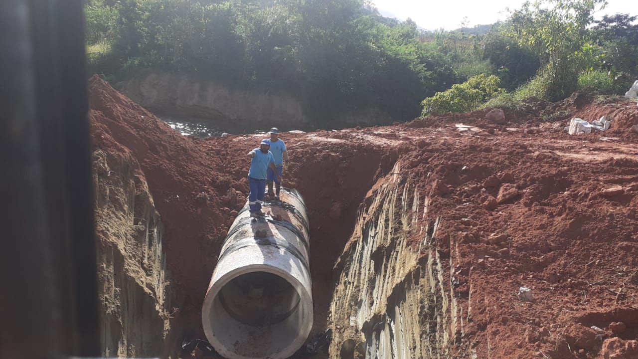 Confira as atividades da equipe de patrola e limpeza de valas da Secretaria de Obras