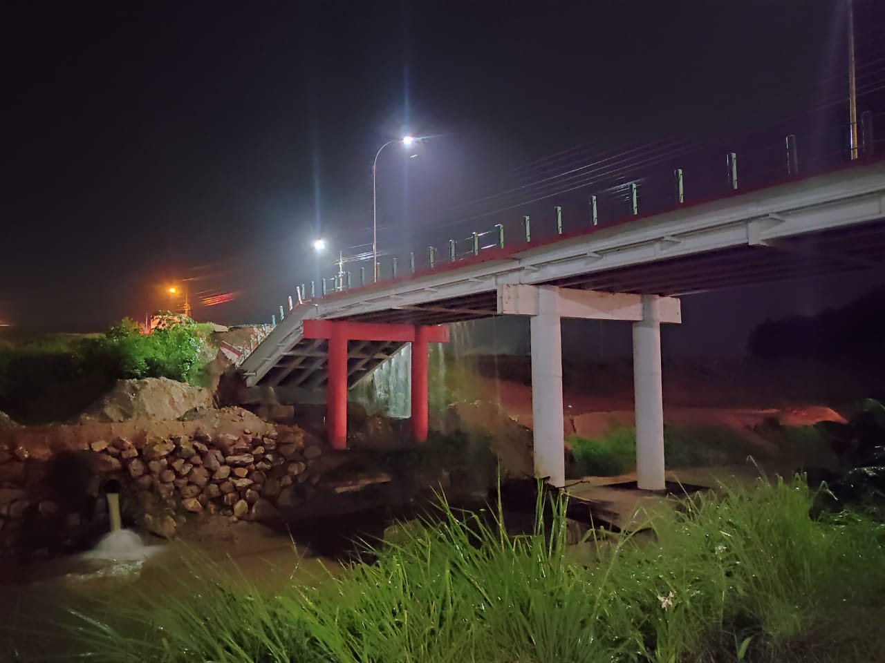 Queda da cabeceira da ponte Santos Dumont causa transtornos no trânsito e no abastecimento de água e gás natural na região