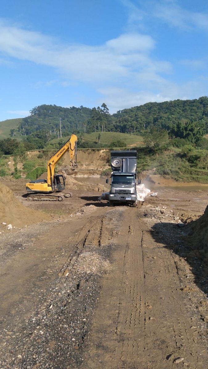 Confira as atividades da equipe de patrola e limpeza de valas da Secretaria de Obras