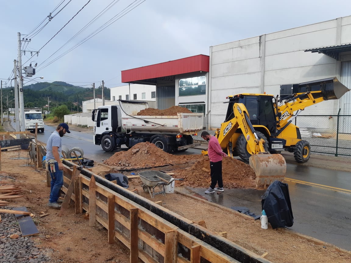 Secretaria de Obras trabalha na preparação de base asfáltica em três vias