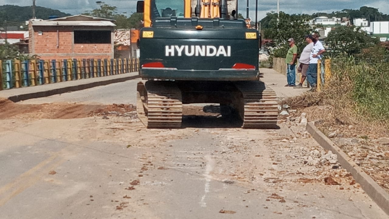 Confira as atividades da equipe de patrola e limpeza de valas da Secretaria de Obras