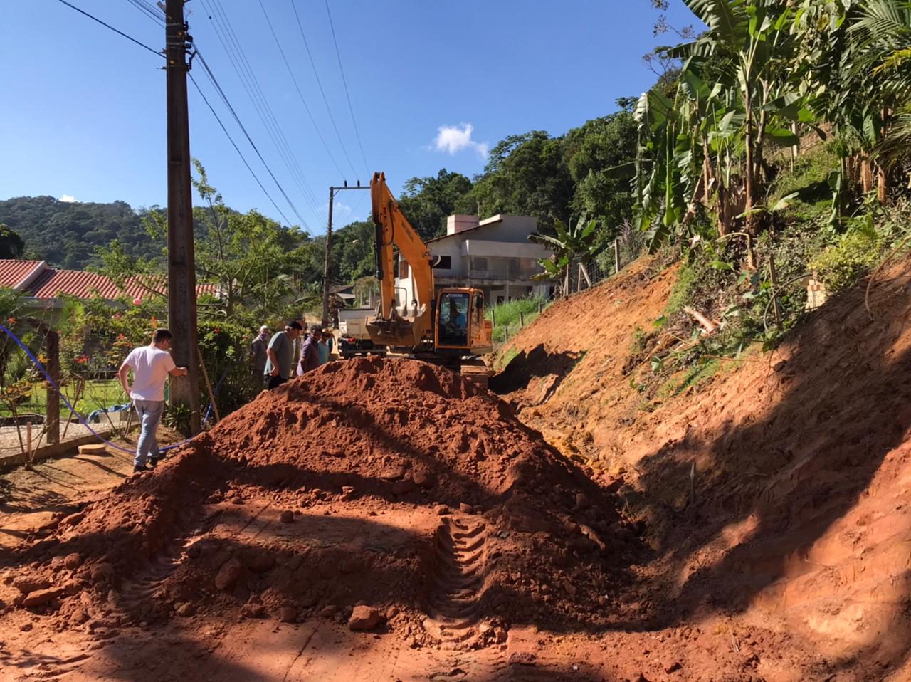 Confira as atividades da equipe de patrola e limpeza de valas da Secretaria de Obras