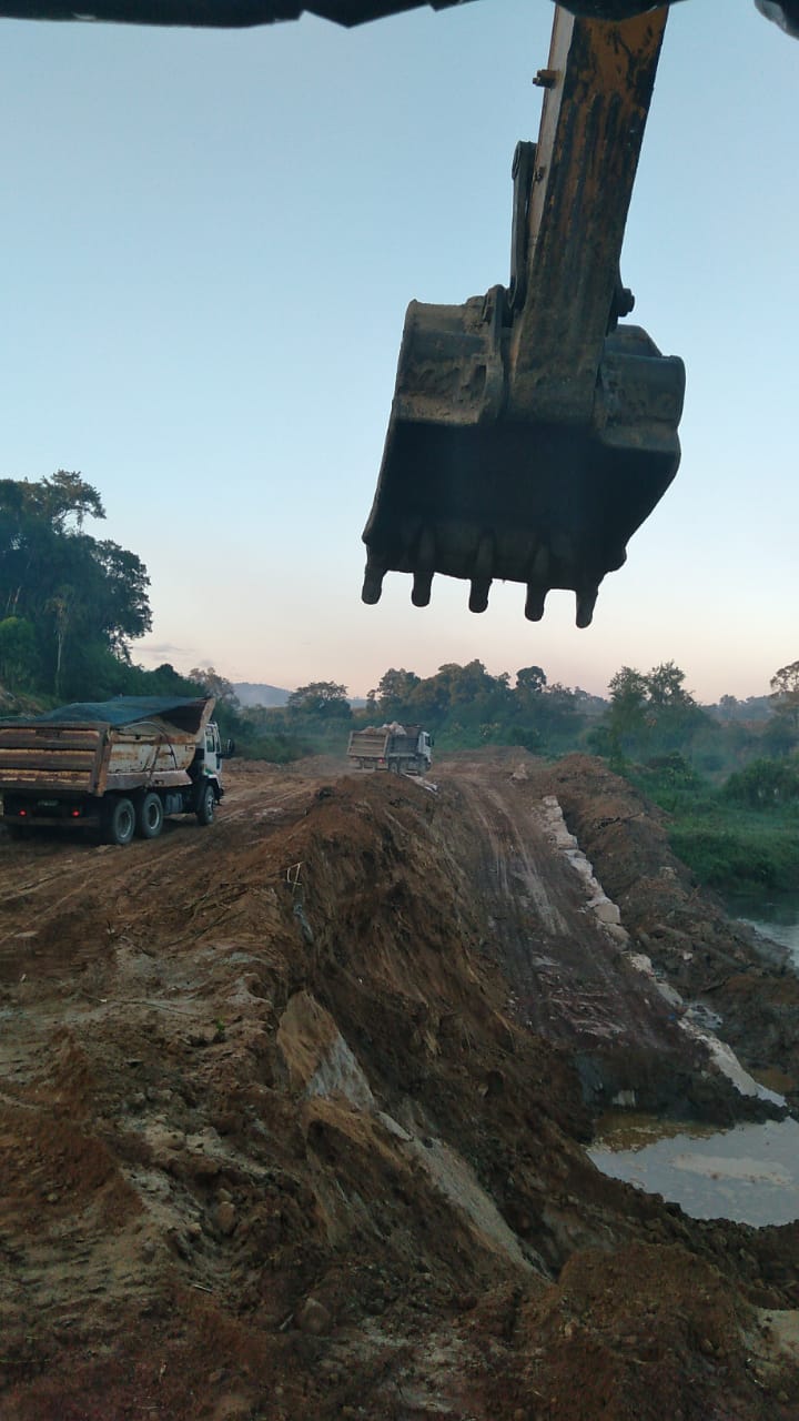 Confira as atividades da equipe de patrola e limpeza de valas da Secretaria de Obras