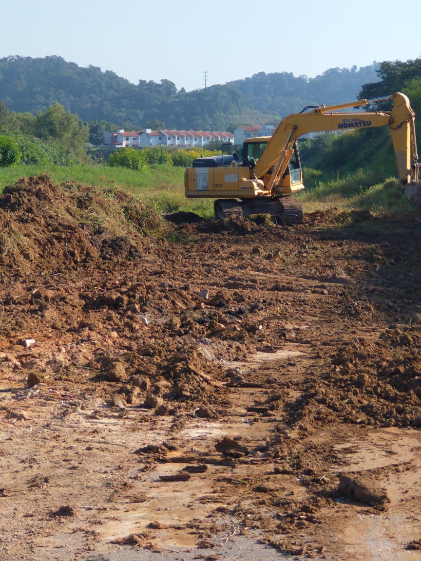 Confira as atividades da equipe de patrola e limpeza de valas da Secretaria de Obras