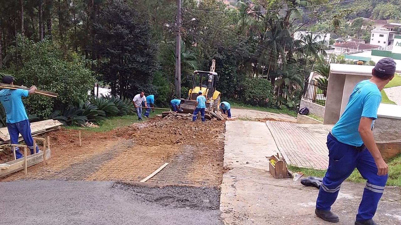 Equipes trabalham na repavimentação da rua Ovídio Graf, no bairro Paquetá, e no conserto de ponte na Limeira