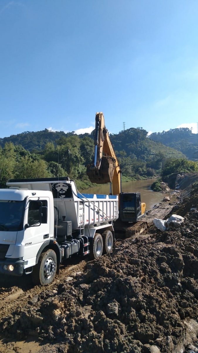 Confira as atividades da equipe de patrola e limpeza de valas da Secretaria de Obras