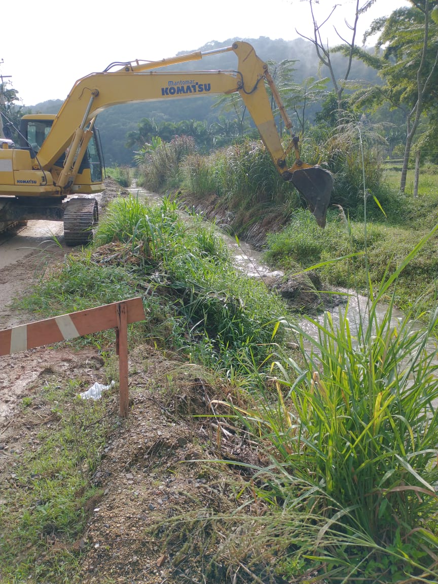 Confira as atividades da equipe de patrola e limpeza de valas da Secretaria de Obras