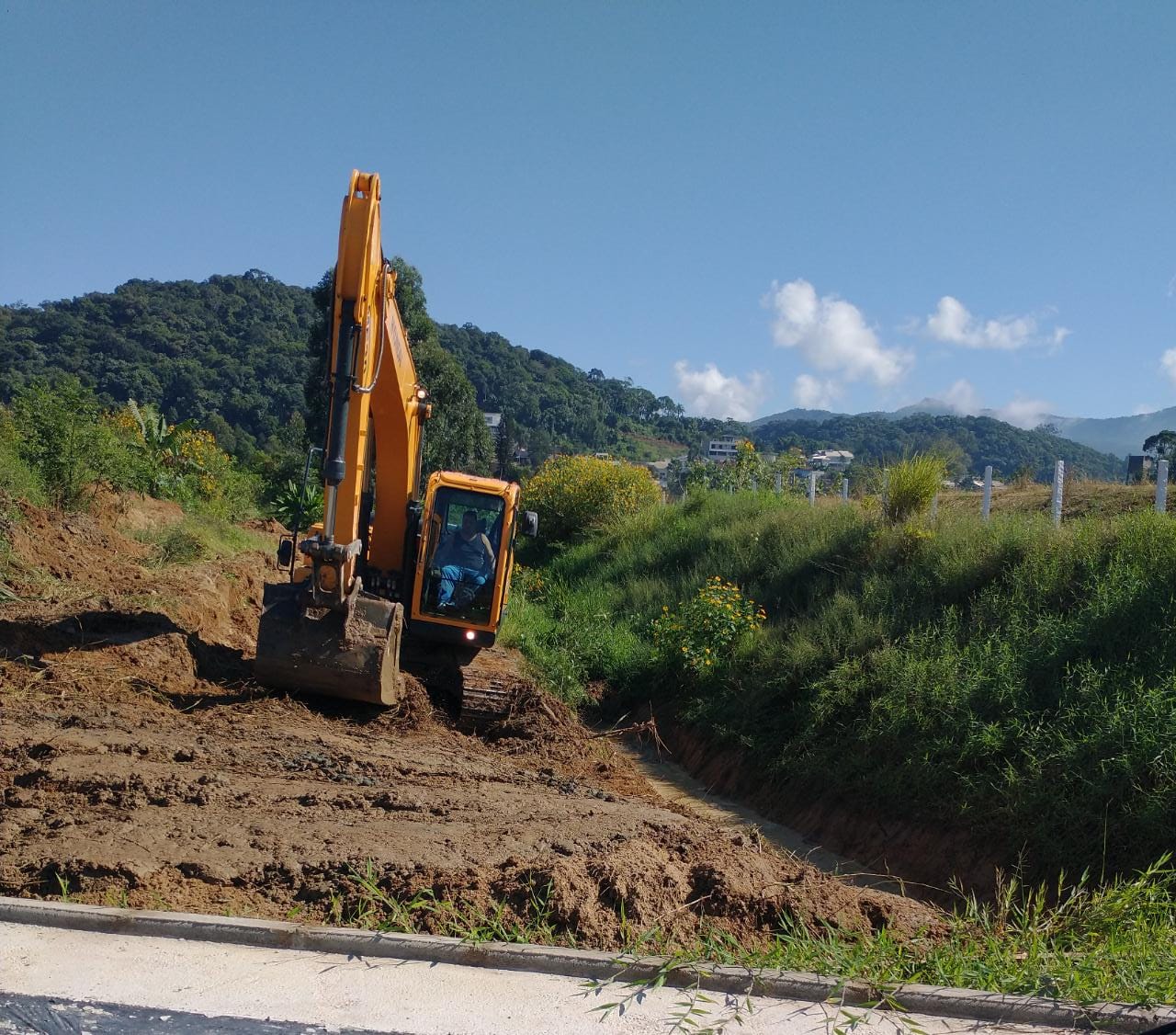 Confira as atividades da equipe de patrola e limpeza de valas da Secretaria de Obras