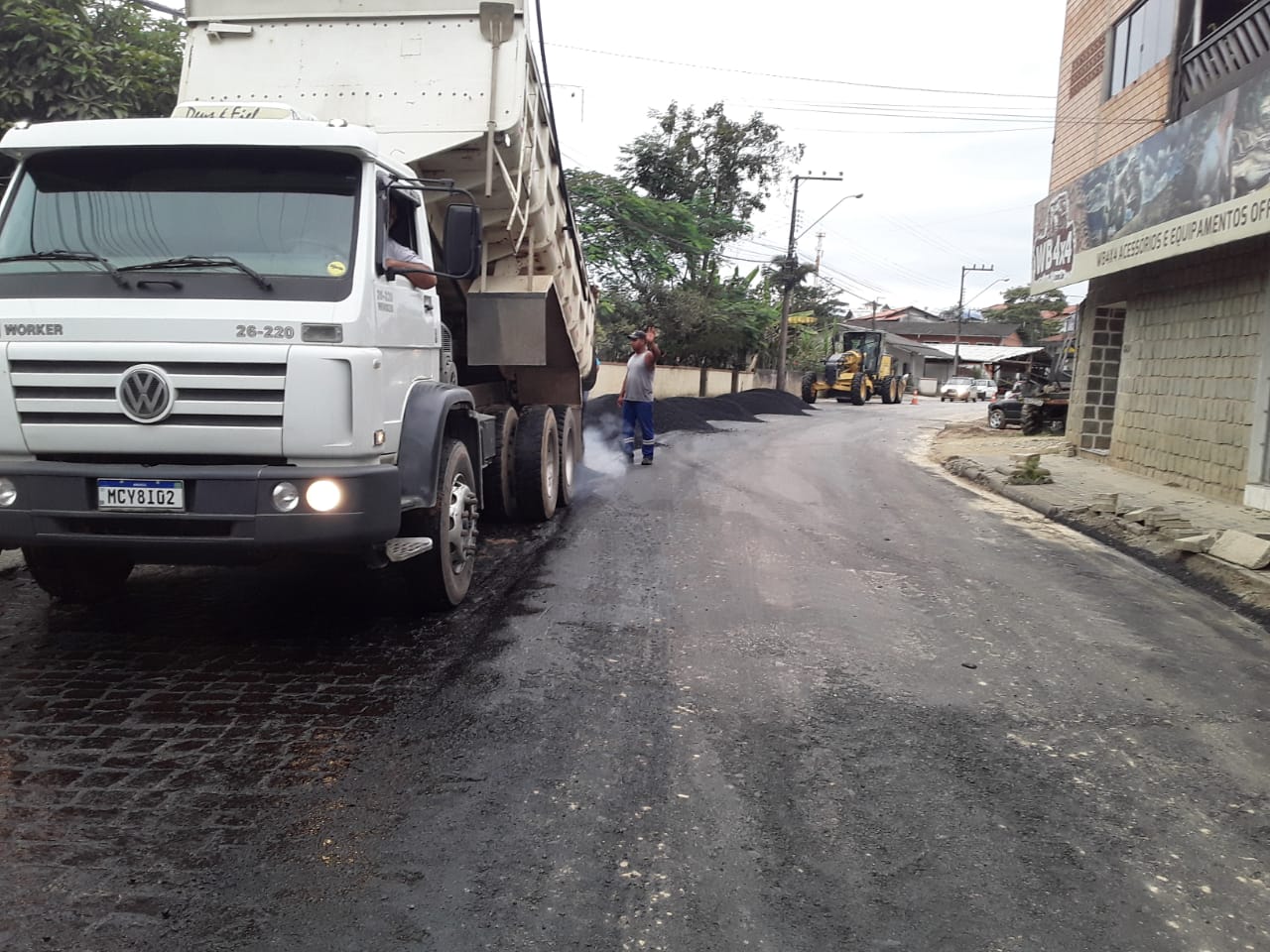 Secretaria de Obras executa a preparação para pavimentação asfáltica da rua Guilherme Steffen