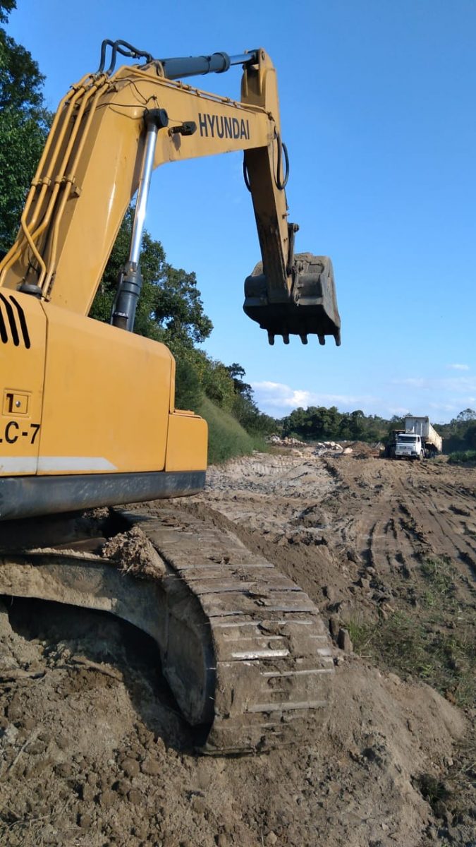 Confira as atividades da equipe de patrola e limpeza de valas da Secretaria de Obras