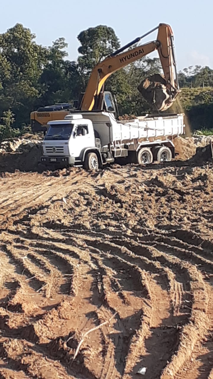 Confira as atividades da equipe de patrola e limpeza de valas da Secretaria de Obras