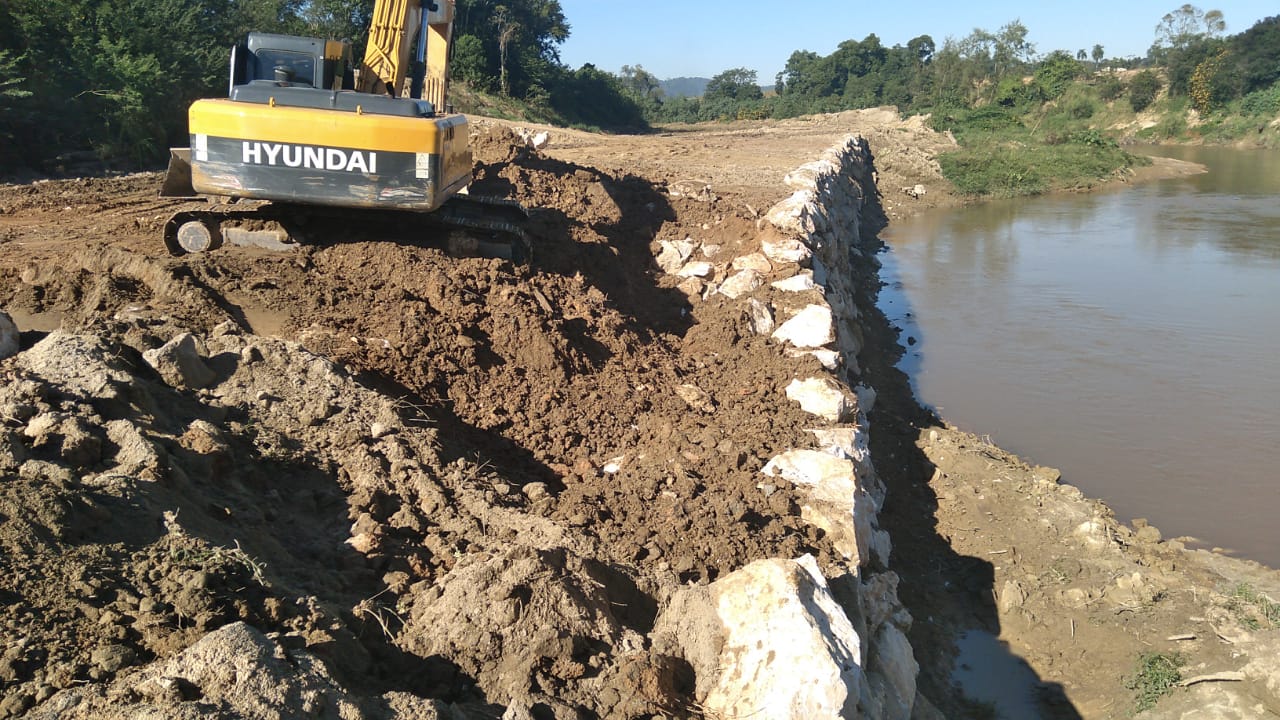 Confira as atividades da equipe de patrola e limpeza de valas da Secretaria de Obras