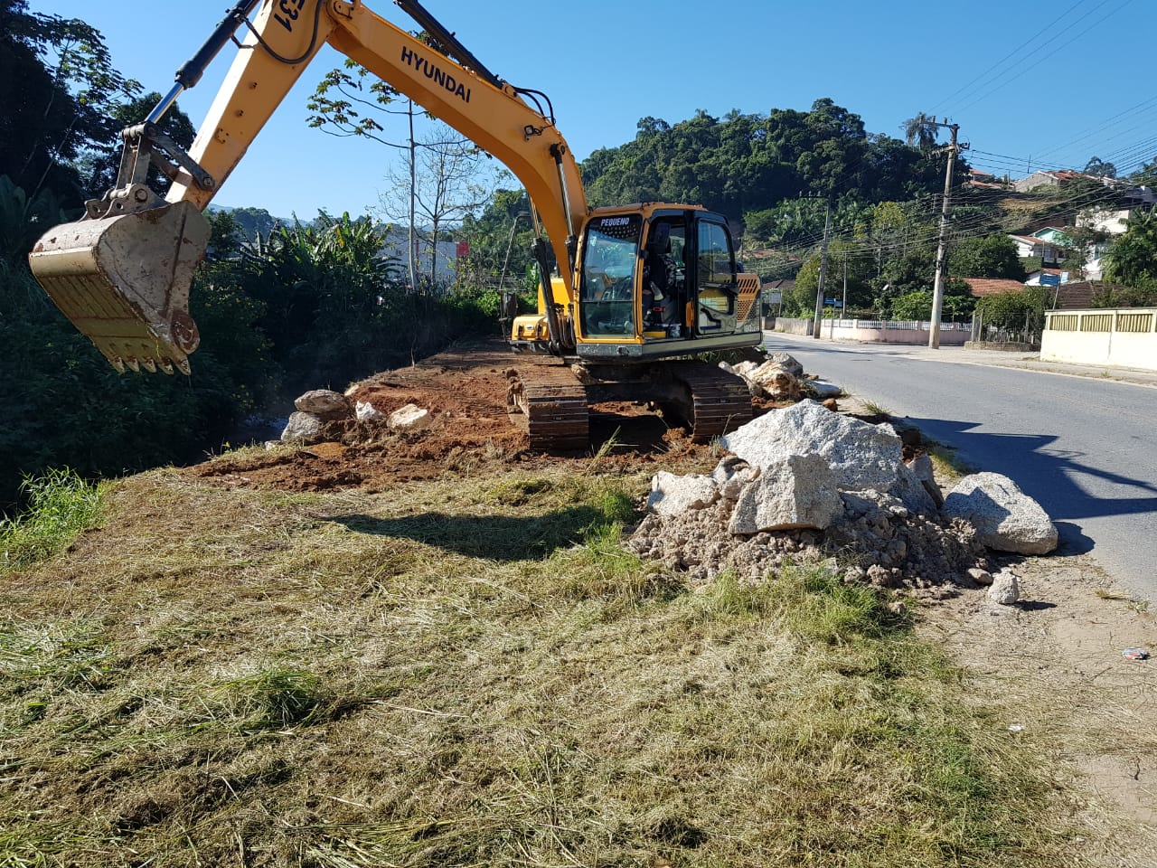 Confira as atividades da equipe de patrola e limpeza de valas da Secretaria de Obras