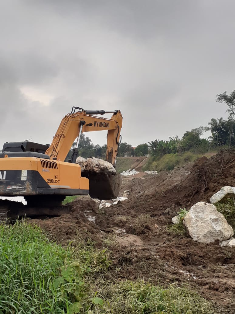 Confira as atividades da equipe de patrola e limpeza de valas da Secretaria de Obras