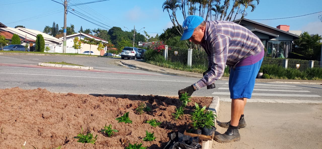 Secretaria de Obras abre novo acesso ao CMEI Clara Maria Furtado, no bairro Santa Luzia