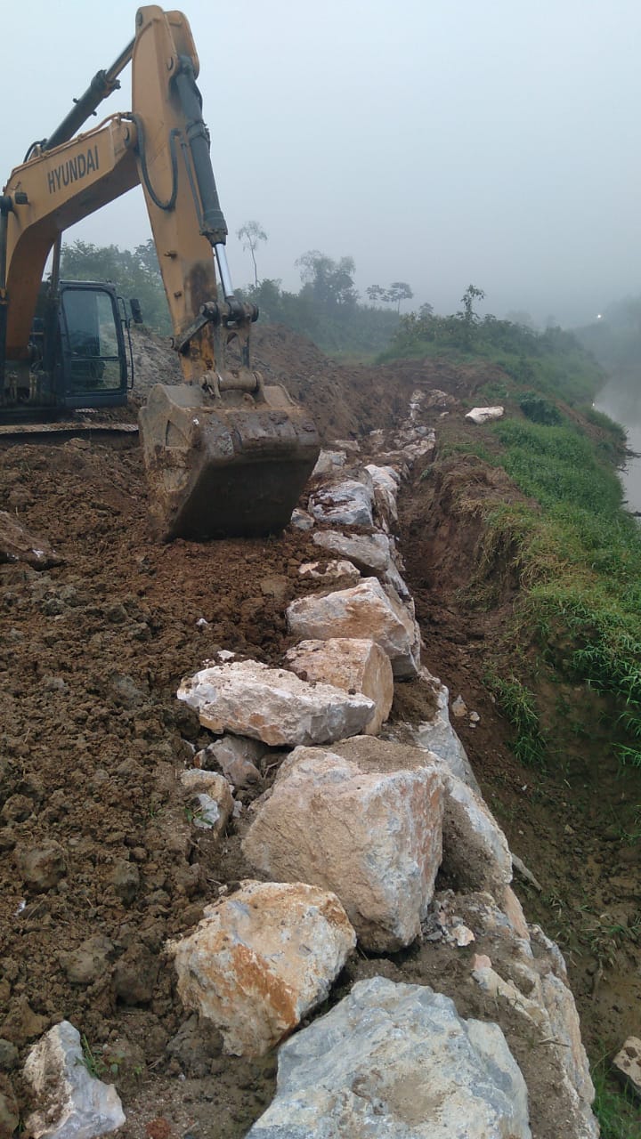 Confira as atividades da equipe de patrola e limpeza de valas da Secretaria de Obras