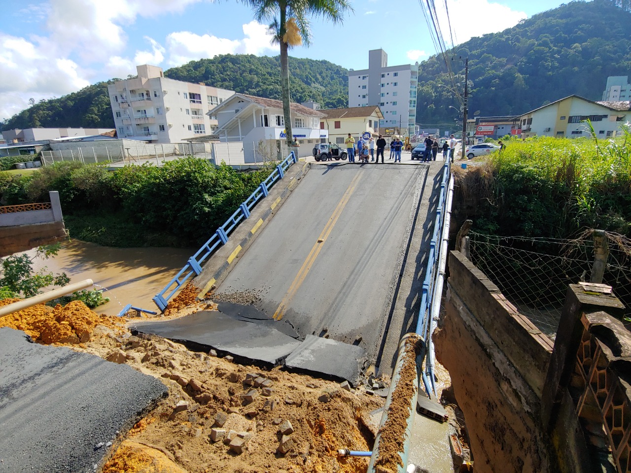 Equipe técnica do Samae trabalha para consertar rede em ponte caída